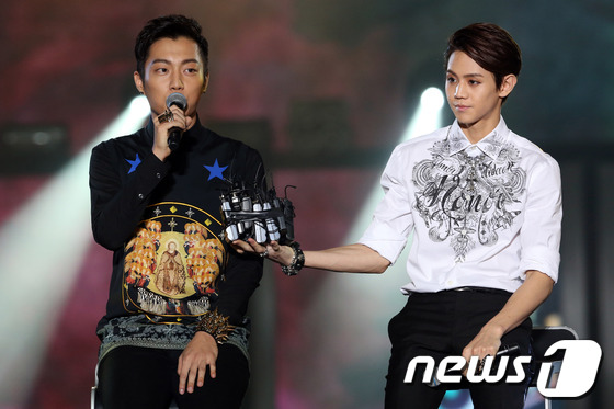 6인 남성 아이돌그룹 비스트 윤두준, 양요섭이 21일 오후 서울 송파구 올림픽공원 체조경기장에서 단독 콘서트 '2013 뷰티풀 쇼'에 앞서 가진 기자회견에서 인터뷰를 하고 있다.2 …