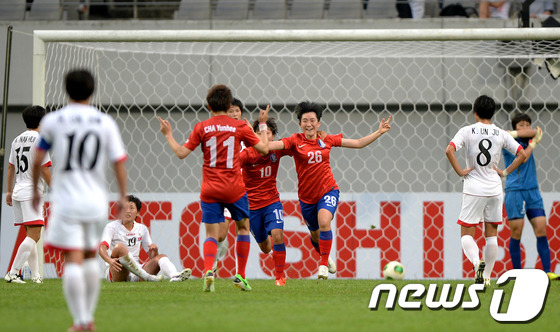 (서울=뉴스1) 박정호 기자 = 21일 오후 상암동 서울월드컵경기장에서 열린 '2013 EAFF 동아시안컵 축구선수권대회' 대한민국과 북한의 경기에서 전반전 선취골을 넣은 한국 김 …