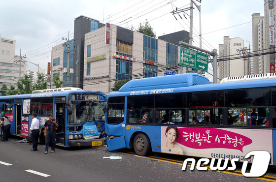 (서울=뉴스1)  = 도봉소방서(서장 남문현) 대원들 21일 오후 서울 도봉구 창동 북한산아이파크아파트 앞 삼거리 시내버스 교통사고 현장에서 부상자들을 구조하고 있다. (도봉소방서 …