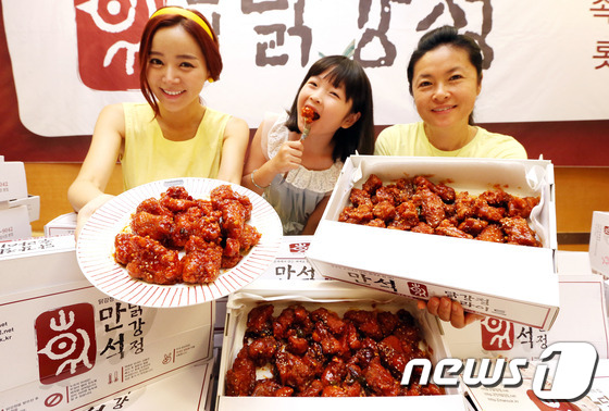 22일 오전 서울 송파구 롯데마트 잠실점에서 모델들이 강원도 속초 중앙시장의 명물 '만석 닭강정'을 선보이고 있다. 매일 새벽 속초매장에서 직송하는 형태로 판매되는 만석 닭강정은 …