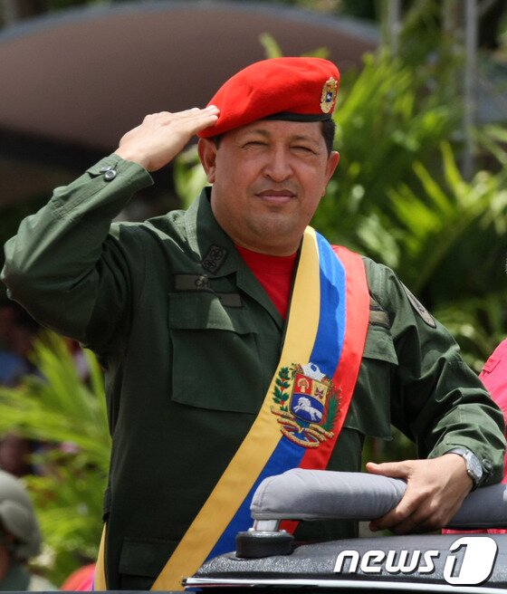 본문 이미지 - 故 우고 차베스 전 베네수엘라 대통령. '21세기 사회주의'를 주창하며 2000년대 전후 중남미 핑크타이드를 견인했던 차베스는 전형적인 '카리스마형 리더'였다. ⓒ AFP=News1
