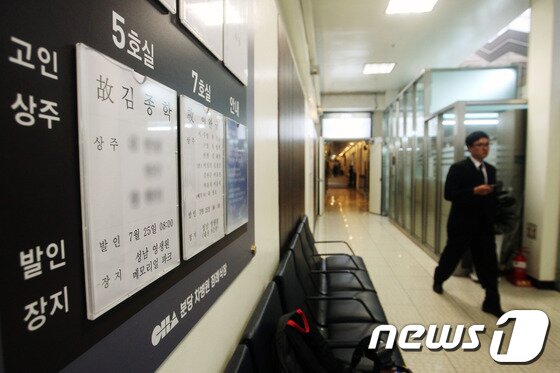 본문 이미지 - 배우 박상원이 23일 오후 경기도 성남 분당 차병원 장례식장에 마련된 고 김종학PD의 빈소를 찾아 취재진들에게 빈소를 서울아산병원으로 옮긴다는 설명을 하고 있다. 2013.7.23/뉴스1 © News1 사진공동취재단