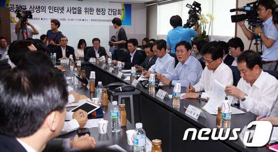 본문 이미지 - 최경환 새누리당 원내대표가 23일 오후 서울 강남구 신사동 한국무선인터넷산업연합회에서 열린 공정과 상생의 인터넷사업을 위한 당정 현장간담회에서 김상헌 NHN대표이사 등 주요 포털업체 대표, 인터넷 사업자 대표와 만나 포탈시장의 독과점 현상으로 인한 불공정 행위에 대해 논의하고 있다. 2013.7.23/뉴스1 © News1   허경 기자
