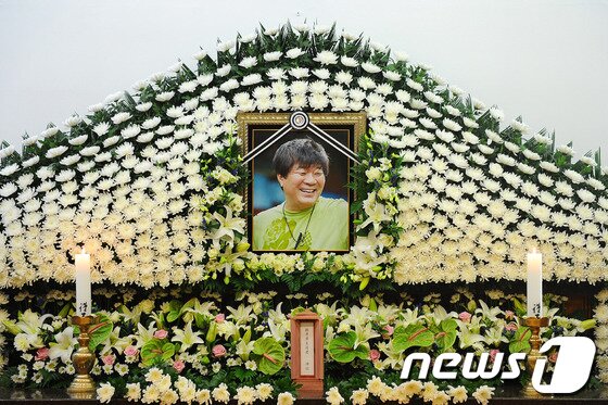 본문 이미지 - 배우 고현정이 23일 오후 경기도 성남 분당 차병원 장례식장에 마련된 고 김종학PD의 빈소로 조문을 위해 들어서고 있다. 2013.7.23/뉴스1 © News1 사진공동취재단