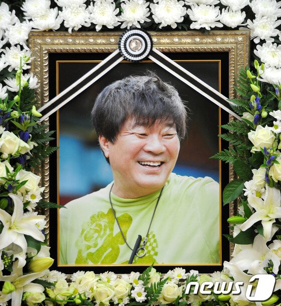 본문 이미지 - 故 김종학 PD의 빈소가 23일 오후 서울 송파구 풍납동 서울아산병원 장례식장에 마련됐다. 이날 오전 김 PD는 경기도 분당구 야탑동의 한 고시텔에서 숨진 채 발견됐다. 1981년 MBC '수사반장'으로 데뷔한 고 김 PD는 모래시계, 여명의 눈동자, 태왕사신기 등 굵직굵직한 드라마를 연출해 한국 드라마의 거장으로 불렸다. 발인은 오는 25일 오전 8시. 2013.7.23/뉴스1 © News1   사진공동취재단