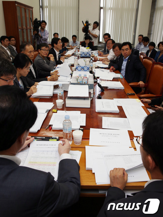 (서울=뉴스1) 허경 기자 = 24일 오전 서울 여의도 국회에서 열린 교육문화체육관광위원회 법안심사소위에서 김희정 소위원장과 여야 의원들이 안건을 심의하고 있다. 2013.7.24 …