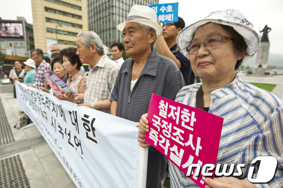 (서울=뉴스1) 양태훈 인턴기자 = 올바른과거청산을위한단체협의회 회원들이 24일 오전 서울 광화문 이순신 동상 앞에서 '국정원선거 개입 정치공작 국정조사 촉구 시국선언'을 하고 있 …
