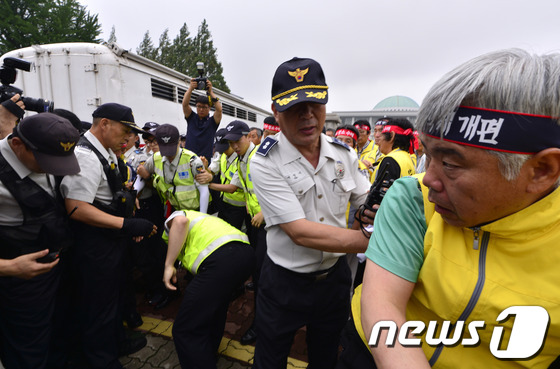 (서울=뉴스1) 안은나 기자 = 전국한우협회 회원들이 24일 오후 서울 여의도 국회의사당 앞에서 소값 회복을 촉구하던 중 소를 데려오기 위해 경찰과 충돌하고 있다. 참가자들은 소고 …