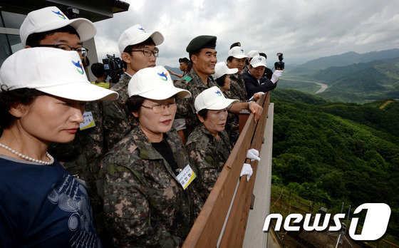 (화천=뉴스1) 박정호 기자 = 정전 60주년을 사흘 앞둔 24일 6.25전쟁 마지막 전투지인 강원도 화천 425고지가 보이는 7사단 칠성전망대에서 열린 선·후배 전우가 함께하는' …