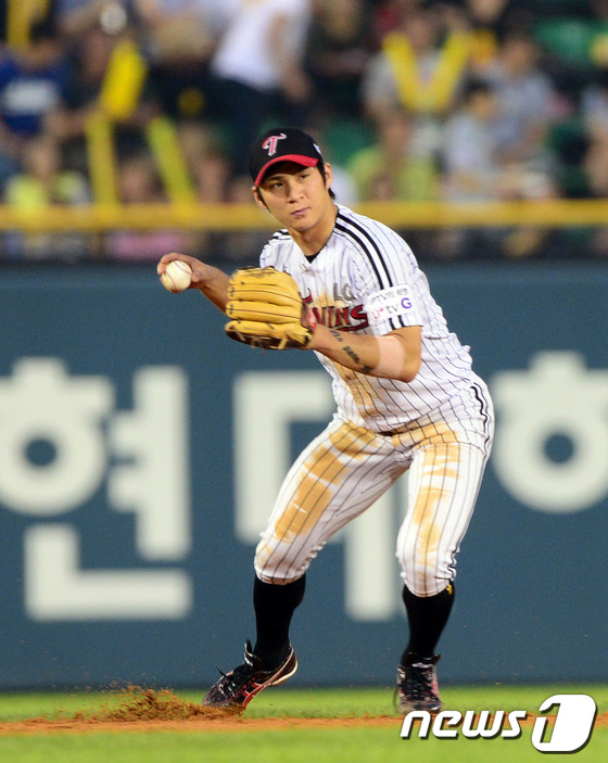 (서울=뉴스1) 정회성  = 24일 오후 서울 잠실야구장에서 열린 ‘2013 한국야쿠르트 세븐프로야구’ LG트윈스와 KIA타이거즈의 경기에서 4회초 LG의 오지환이 KIA의 김선빈 …