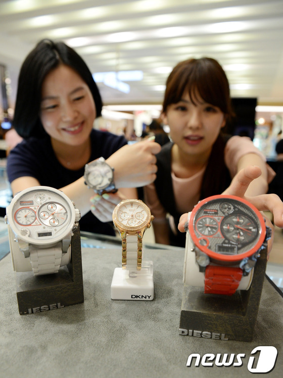(부산=뉴스1) 전혜원 기자 = 25일 롯데백화점 부산본점 지하1층 '디젤' 시계매장에서 일반 시계보다 몸체가 2배 가까이 큰 빅(Big) 사이즈 패션시계를 선보여 눈길을 끌고 있 …