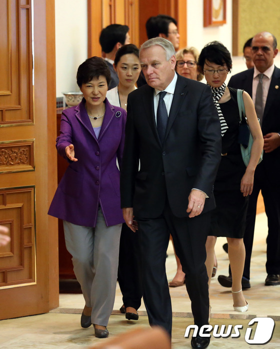 (서울=뉴스1) 박철중 기자 = 박근혜 대통령이 25일 오후 청와대를 방문한 장 마르크 아이로 프랑스 국무총리와 집현실로 입장하고 있다. (문화체육관광부 제공) 2013.7.25/ …