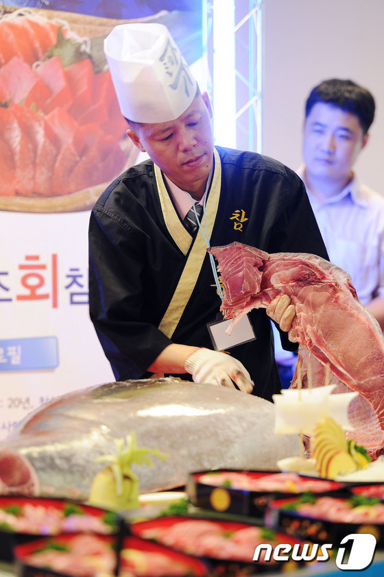 (서울=뉴스1) 김보영  = 참치왕으로 불리는 양승호씨가 25일 오전 서울 성수동 이마트에서 참치 해체쇼를 하고 있다. 이마트는 참치 대중화를 위해 한-일 참치 전문가를 초청해 해 …