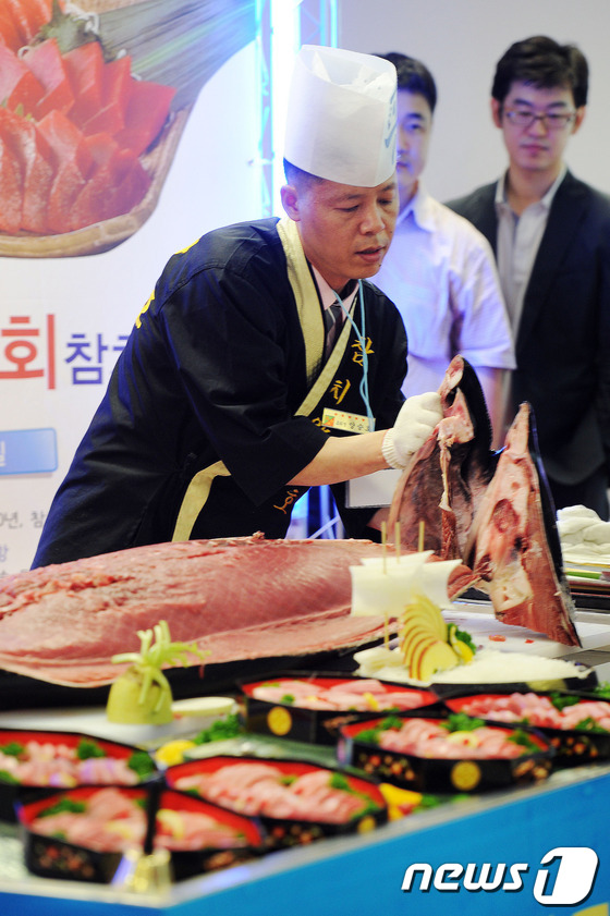 (서울=뉴스1) 김보영  = 참치왕으로 불리는 양승호씨가 25일 오전 서울 성수동 이마트에서 참치 해체쇼를 하고 있다. 이마트는 참치 대중화를 위해 한-일 참치 전문가를 초청해 해 …