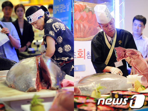 (서울=뉴스1) 김보영  = 25일 오전 서울 성수동 이마트에서 참치왕으로 불리는 양승호(오른쪽)씨와 일본 참치 해체 전문가인 나카가와씨가 참치 대중화를 위해 한-일 참치 해체쇼를 …