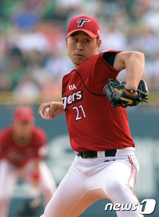 본문 이미지 - 해외진출을 노리고 있는 KIA 타이거즈의 우완 투수 윤석민. © News1   이동원 기자