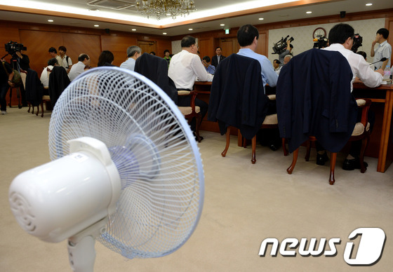 (서울=뉴스1) 박정호 기자 = 26일 오전 세종로 정부서울청사에서 열린 국가정책조정회의장 뒷편에 선풍기가 설치되어 있다. 2013.7.26/뉴스1