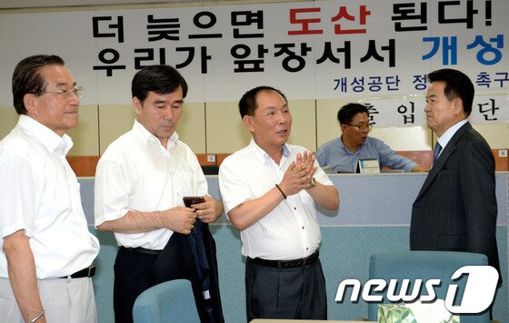 본문 이미지 - 개성공단 정상화를 위한 남북 당국간 실무회담이 사실상 결렬된 가운데 26일 오후 서울 여의도 개성공단 정상화 촉구비상대책위원회 사무실에서 비대위 임원진 및 법인장들이 회의에 앞서 참석한 정동영 전 통일부 장관과 이야기를 나누고 있다. 2013.7.26/뉴스1