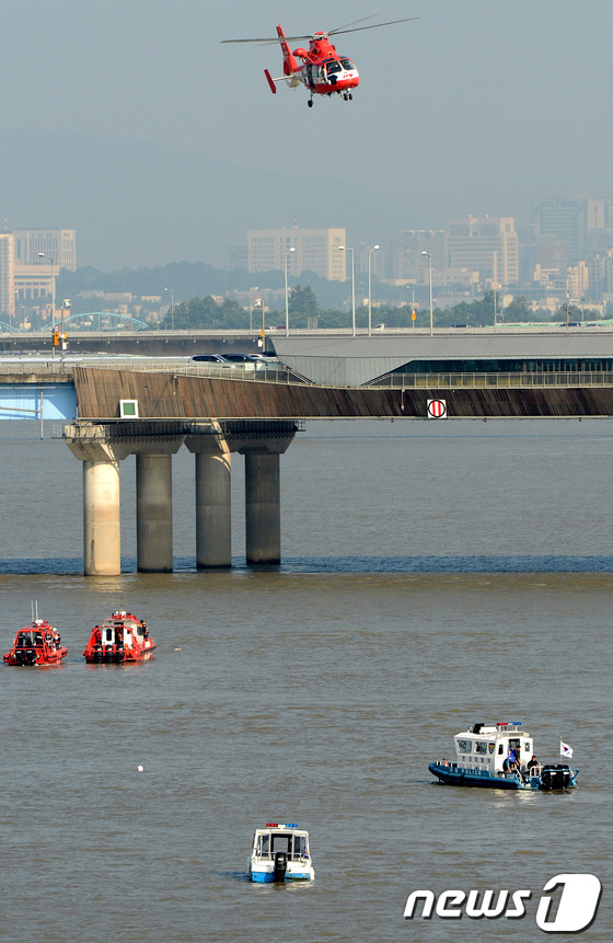 (서울=뉴스1) 박정호 기자 = 성재기 남성연대 상임대표가 한강으로 투신한 26일 오후 서울 마포대교 아래에서 119 소방대원들과 한강경찰대 등이 수색작업을 벌이고 있다. 성 대표 …