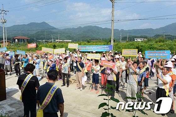 본문 이미지 - 화천군 번영회와 사회단체가 '동서고속화철도 조기 건설촉구', '화천역 설치' 건의문을 낭독하고 있다. (사진=화천군) © News1  