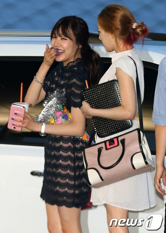 본문 이미지 - 그룹 소녀시대의 티파니가 26일 오후 미국 로스앤젤레스의 다저스타디움에서 열릴 예정인 LA 다저스 '한국의 날' 행사에 참석하기 위해 인천국제공항을 통해 출국하고 있다. 2013.7.26 머니투데이/뉴스1 © News1   (서울=뉴스1)