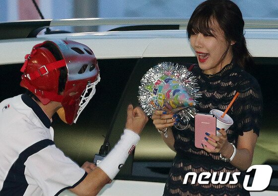 본문 이미지 - 그룹 소녀시대의 태연이 26일 오후 미국 로스앤젤레스의 다저스타디움에서 열릴 예정인 LA 다저스 '한국의 날' 행사에 참석하기 위해 인천국제공항을 통해 출국하고 있다. 2013.7.26 머니투데이/뉴스1 © News1   (서울=뉴스1)