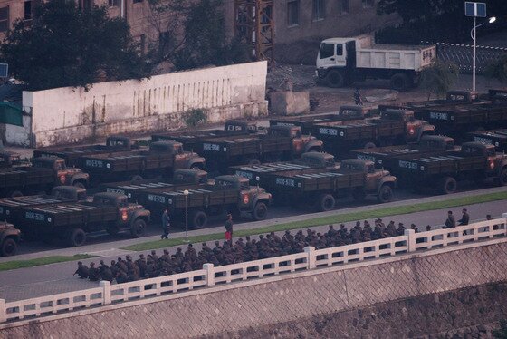 본문 이미지 - 북한 군인들과 차량들이 27일 &#39;전승절&#39; 60주년 기념 열병식을 준비하고 있다. 북한은 한국전쟁 정전협정 체결일인 7월27일을 &#39;전승절&#39;로 정하고 기념한다. © AFP=뉴스1   이재영 인턴기자