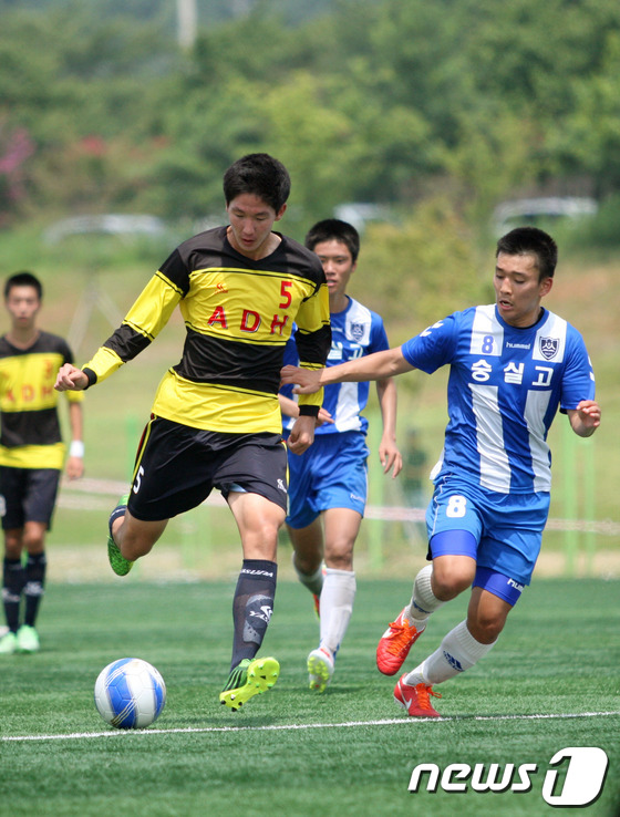 (대구·경북=뉴스1) 피재윤  = 27일 경북 안동시 낙동강변 생활체육경기장에서 열린 대통령금배 전국고교축구선수권대회 8강전 안동고와 숭실고 경기에서 안동고 서종구 선수가 숭실고 …