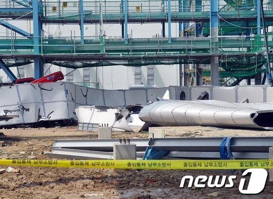 본문 이미지 - 27일 울산시 남구 삼성정밀화학과 미국 법인의 합작회사인 SMP가 건설하는 폴리실리콘 생산공장 신축 현장에 원통형 물탱크 상부구조물이 처참히 찌그러져 있다. 지난 26일 오후 1400톤짜리 소방용 물탱크가 터지면서 근로자 3명이 사망하고 12명이 중경상을 입었다. 2013.7.27/뉴스1  © News1   노화정 기자