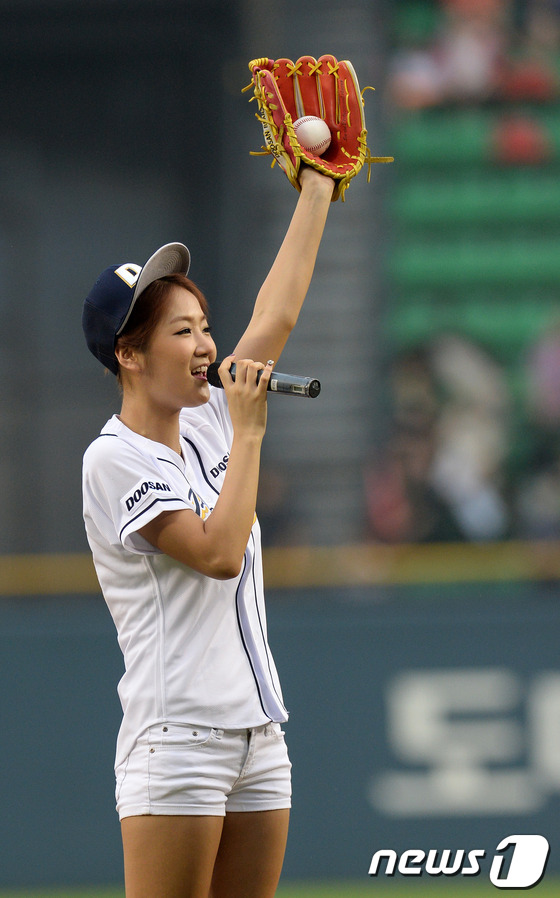 (서울=뉴스1) 손형주 기자 = 걸그룹 씨스타의 소유가 28일 오후 서울 잠실야구장에서 열린 '2013 한국야쿠르트 세븐 프로야구' 두산베어스와 LG 트윈스의 경기에서 시구에 앞서 …