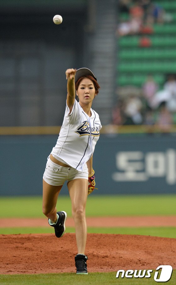 본문 이미지 - 걸그룹 씨스타의 소유가 28일 오후 서울 잠실야구장에서 열린 '2013 한국야쿠르트 세븐 프로야구' 두산베어스와 LG 트윈스의 경기에서 시구를 마치고 퇴장하고 있다. 2013.7.28/뉴스1 © News1   손형주 기자