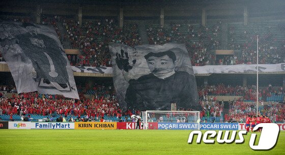 본문 이미지 - 28일 오후 서울 송파구 잠실종합운동장에서 열린 '2013 EAFF 동아시안컵 축구선수권대회' 한국과 일본의 경기에서 붉은 악마 응원단이 이순신 장군과 안중근 의사의 대형 걸개를 내걸고 있다. 2013.7.28/뉴스1