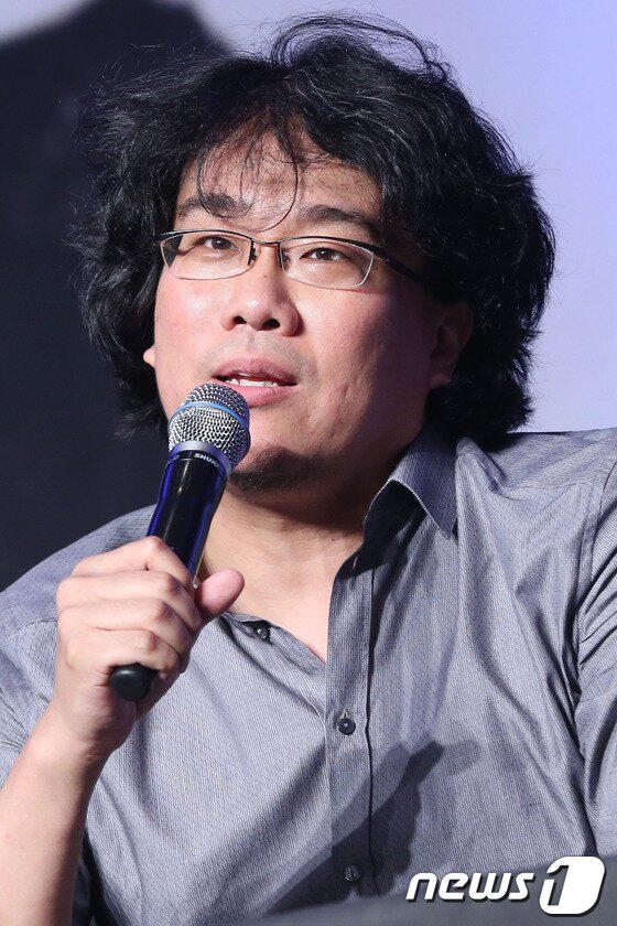 본문 이미지 - 봉준호 감독이 29일 오전 여의도 콘래드 서울에서 열린 영화 '설국열차' 기자회견에서 취재진의 질의에 답하고 있다. 2013.7.29 /뉴스1 © News1   