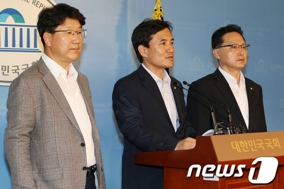 (서울=뉴스1) 송원영 기자 = 김진태 새누리당 의원이 29일 오후 서울 여의도 국회 정론관에서 기자회견을 열고 국정원 국조특위에서 박영선 민주당 의원의 발언에 대한 사과를 요구하 …