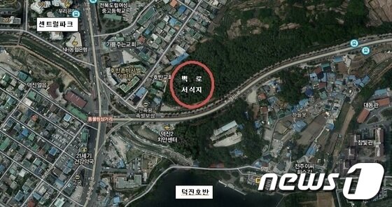 본문 이미지 - 전주 건지산 주변 백로 서식지(빨간색 원) © News1   이승석 기자