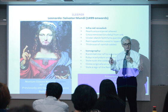 본문 이미지 - 이안 로버슨 소더비 인스티튜트 학과장이 1일 서울 삼성동 글로벌뱅킹센터에서 미술 아카데미를 진행하고 있다(하나은행 제공). © News1  