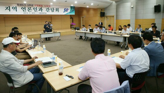 본문 이미지 - 충남 천안시는 3일 시청 3층 대회의실에서 민선 5기 3주년 및 시장취임 12년차 기자간담회를 열었다. 성무용 시장이 분야별 주요 업무 성과에 대해 설명하고 있다. © News1 