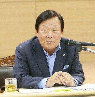 본문 이미지 - 3일 충남 천안시청 3층 대회의실에서 민선 5기 3주년 및 시장취임 12년차 기자간담회가 열린 가운데 성무용 시장이 질문을 주의 깊게 듣고 있다. © News1 