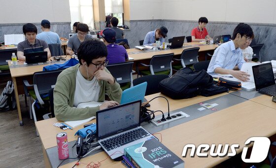 본문 이미지 - 3일 오후 서울 경희대학교 중앙도서관이 방학인데도 불구하고 학생들이 공부에 열중하고 있다. © News1 양동욱 기자