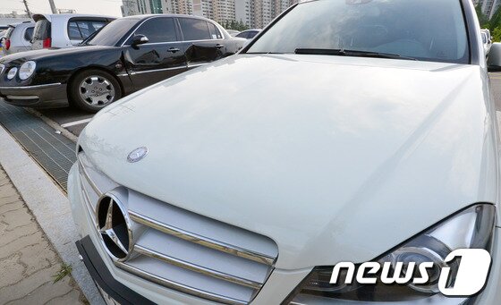 본문 이미지 - 전 농구선수 정상헌이 처형을 살해한 뒤 팔아치운 처형의 벤츠 차량. ⓒ 뉴스1