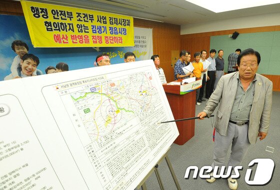 본문 이미지 - 서남권(정읍·부안·고창)광역 공설화장시설 이전 촉구 기자회견이 열린 30일 오전 전북도청 브리핑룸에서 김제시 금산면 정읍시 서남권 화장장 반대 투쟁 대책위원회 회원들이 이전 촉구에 대한 기자회견을 하고 있다.2013.7.30/뉴스1