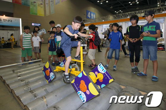 (고양=뉴스1) 한재호 기자 = 30일 경기도 고양시 일산 킨텍스에서 개막한 국내 최대 규모의 과학 축제인 '2013 대한민국 과학창의축전' 수학상상놀이터를 찾은 어린이들이 사각바 …