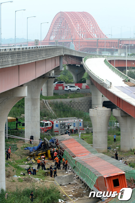 (서울=뉴스1) 박정호 기자 = 방화대교 남단 램프 공사현장에서 상판이 붕괴되면서 중장비가 넘어져 공사장 인부 3명이 깔리는 사고가 발생한 30일 오후 서울 강서구 방화동 사고 현 …