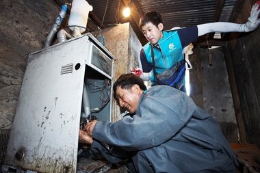 본문 이미지 - GS칼텍스 민관산 마을 합동봉사활동© News1  