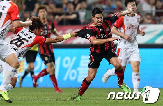 (서울=뉴스1) 허경 기자 = 31일 오후 서울월드컵경기장에서 열린 '2013 프로축구 K리그 클래식' FC서울과 제주 유나이티드의 경기에서 전반전 몰리나(서울)와 오주현(제주)이 …