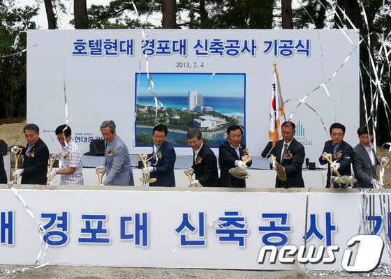 본문 이미지 - 기공식에 참석한 정몽준 새누리당의원을 비롯해, 김진선 평창동계올림픽 조직위원장, 최명희 강릉시장, 김화묵 강릉시의회의장 등 내빈들은 기공을 알리는 첫 삽을 떴다. 2013.7.4/뉴스1© News1 윤창완 기자