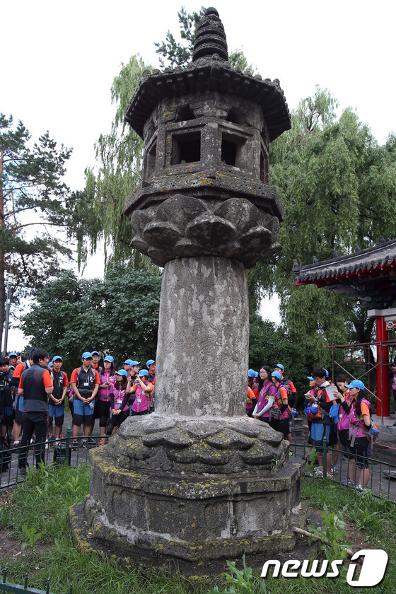 '제12회 청산리 역사대장정' 9일차인 4일 오후 중국 발해진 흥륭사를 찾은 대원들이 발해석등을 보고 있다. 지난 2001년부터 매해 진행된 '청산리 역사대장정'은 중국 북만주 일 …