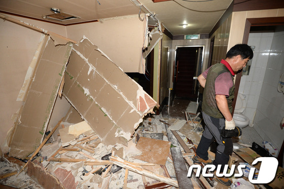 (서울=뉴스1) 정회성  = 5일 오전 서울 강남구 논현동 한 안마시술소에서 인부가 내부 철거작업을 하고 있다. 강남 지역에서 '원조 성매매 안마시술소'로 알려진 해당 업소는 중학 …