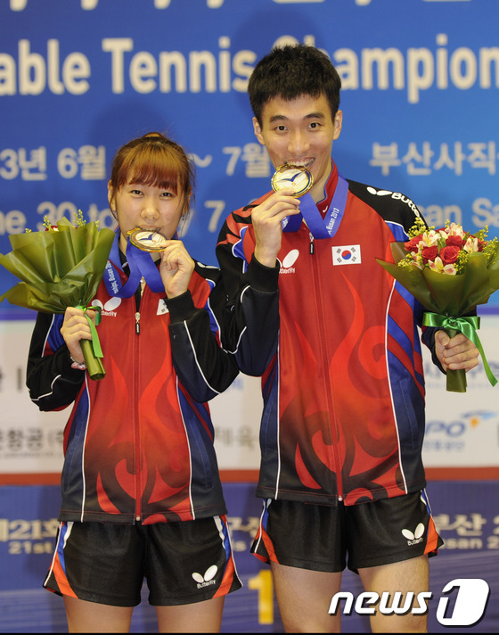 (부산=뉴스1) 전혜원 기자 = 이상수(삼성생명)·박영숙(KRA한국마사회) 조가 5일 오후 부산 사직실내체육관에서 열린 제21회 아시아탁구선수권대회 혼합복식에서 일본을 4-0으로 …