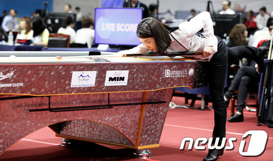 (인천=뉴스1) 신창원 기자 = 당구얼짱 차유람 선수가 5일 인천시 연수구 송도컨벤시아에서 열린 2013 제4회 인천 실내,무도 아시아경기대회 여자 당구 개인전 포켓 9볼 준결승전 …